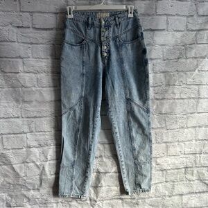 PREOWNED WOMENS FREE PEOPLE HIGH WAISTED BUTTON FRONT LIGHT WASH JEANS SIZE 29